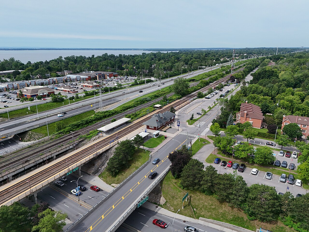 La gare exo de Beaconsfield vue des airs, avec le lac Saint-Louis en arrière-plan