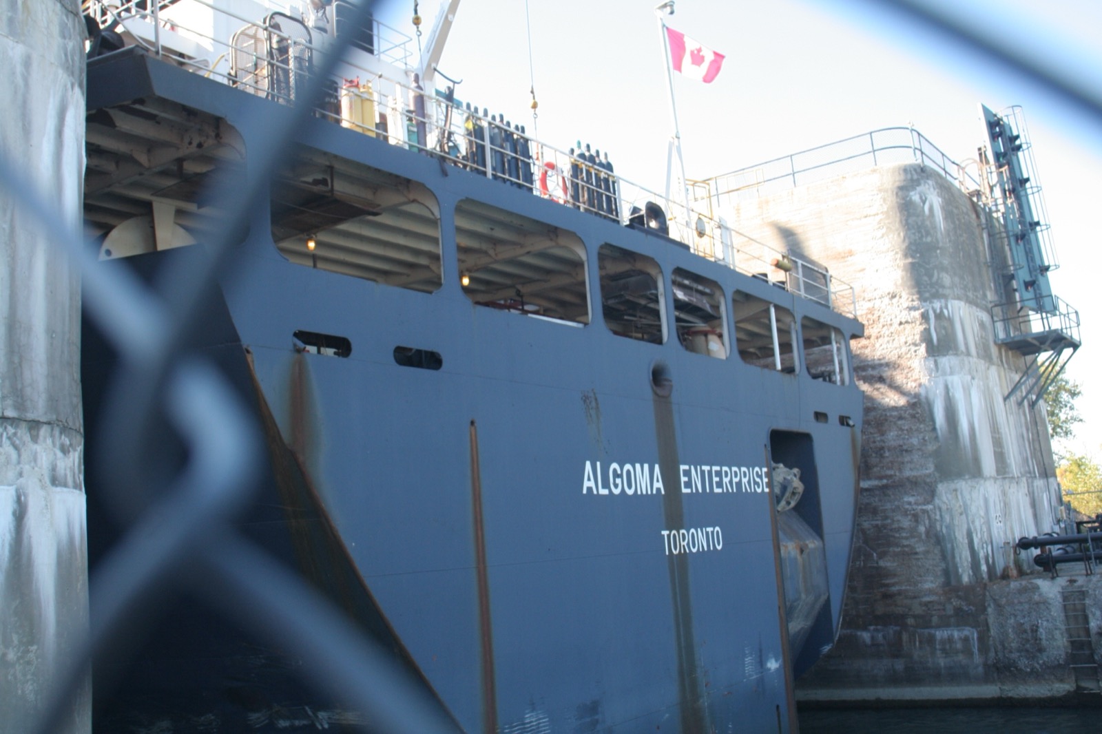Un navire marchand s'engage dans l'écluse de Beauharnois, sur la Voie maritime du Saint-Laurent