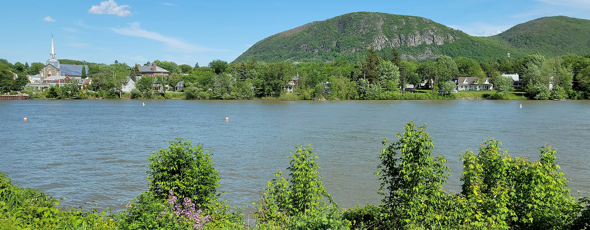 Le mont Saint-Hilaire vu de la rive ouest du Richelieu, à Beloeil