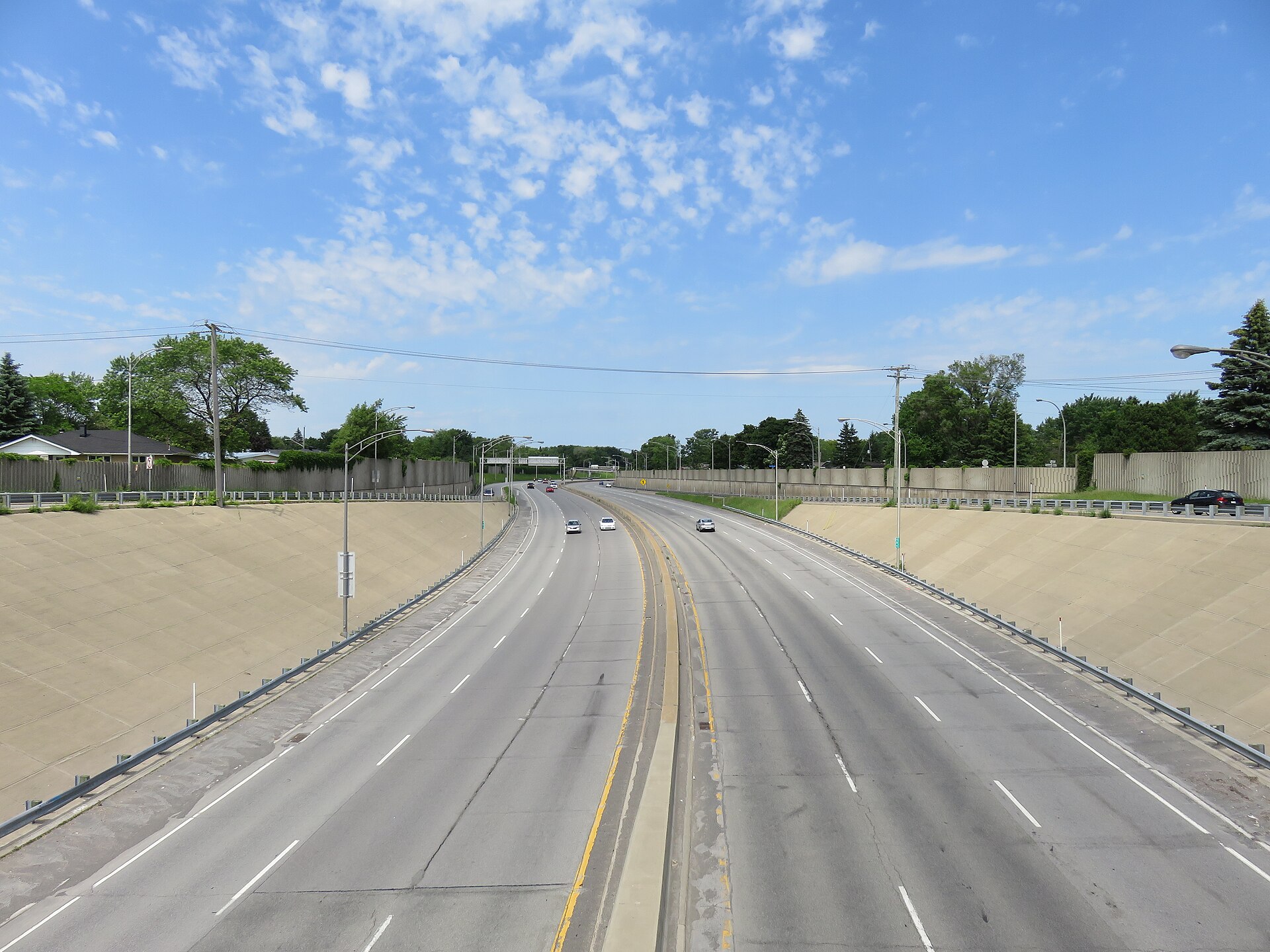 L'autoroute 19 vue vers le nord depuis un viaduc à Laval