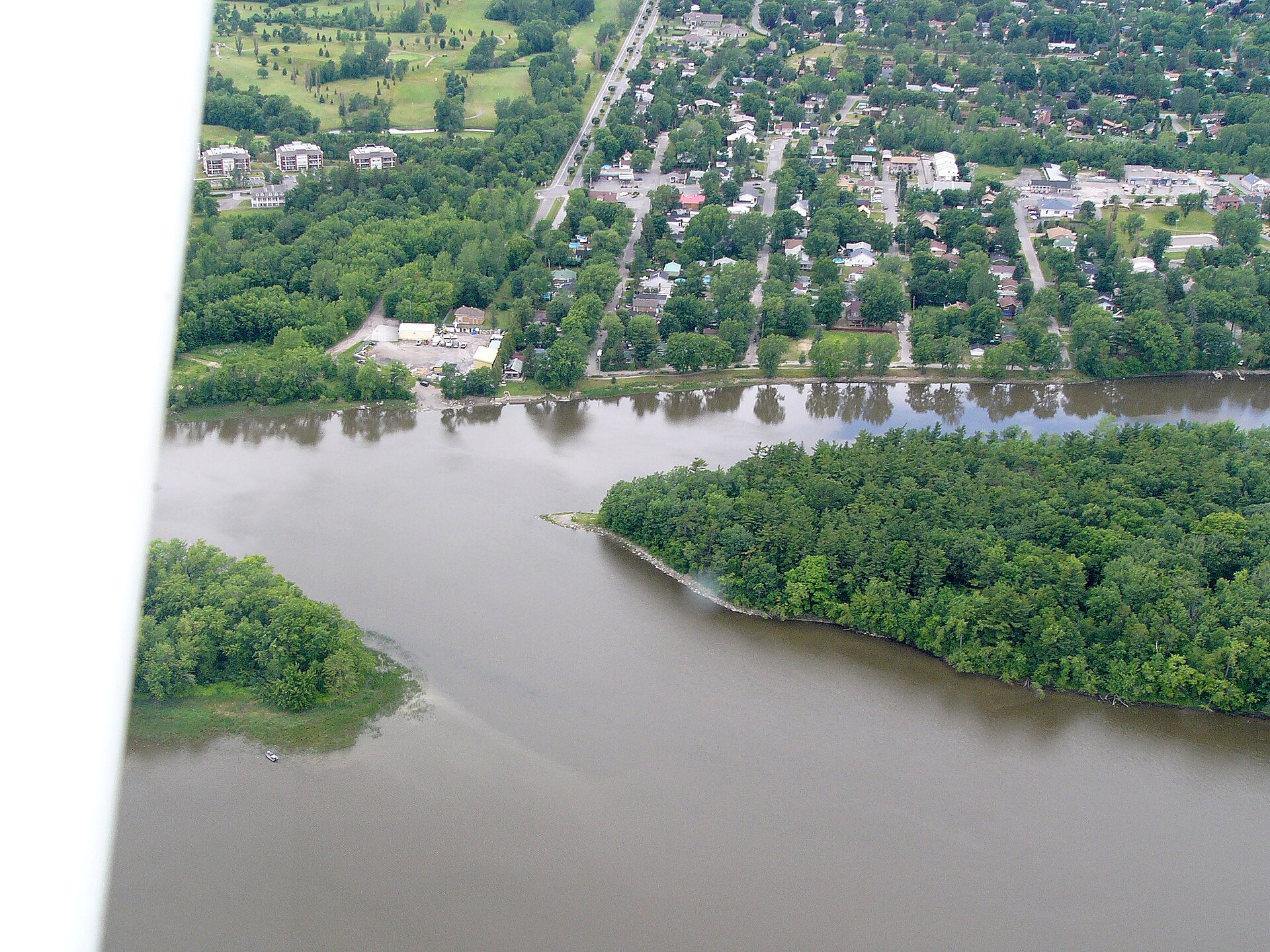 Vue aérienne des îles boisées de la rivière des Mille Îles