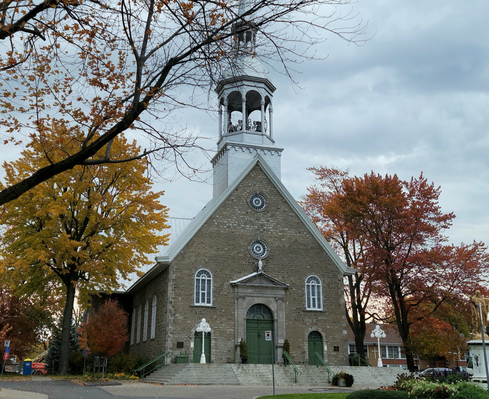 L'église Sainte-Famille de Boucherville et ses arbres aux couleurs d'automne