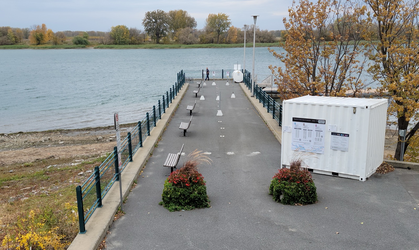 Le quai municipal Yvon-Julien s'avançant sur le fleuve Saint-Laurent, face aux îles de Boucherville