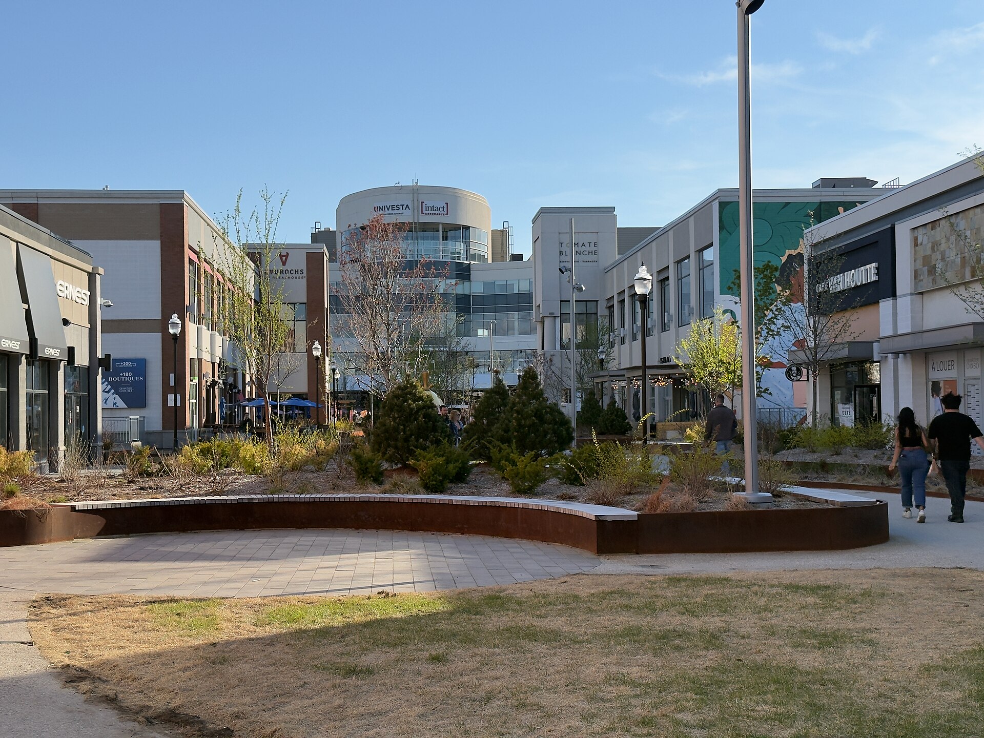 Place publique et boutiques du Quartier DIX30 à Brossard
