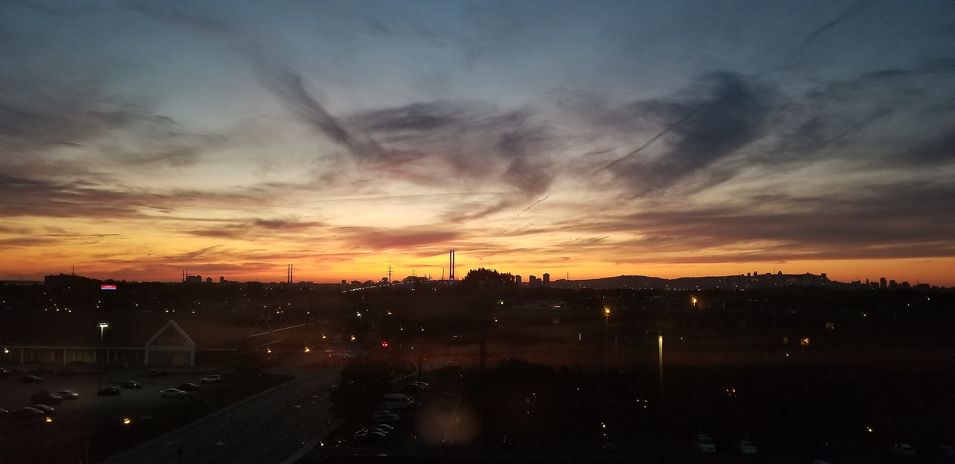 Coucher de soleil sur la skyline de Montréal vu de la rue Panama, à Brossard