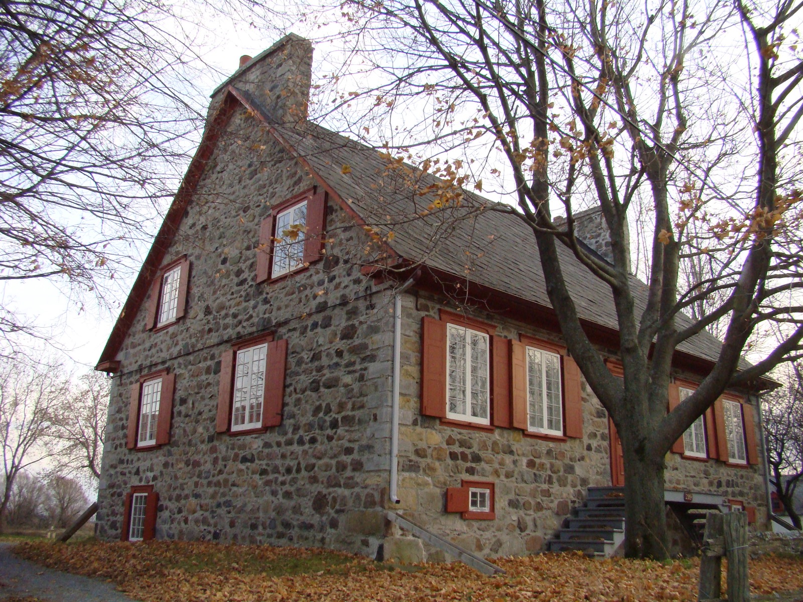 La maison François-Xavier-Paquette-dit-Lavallée, maison de pierre de 1834 classée immeuble patrimonial, à Calixa-Lavallée