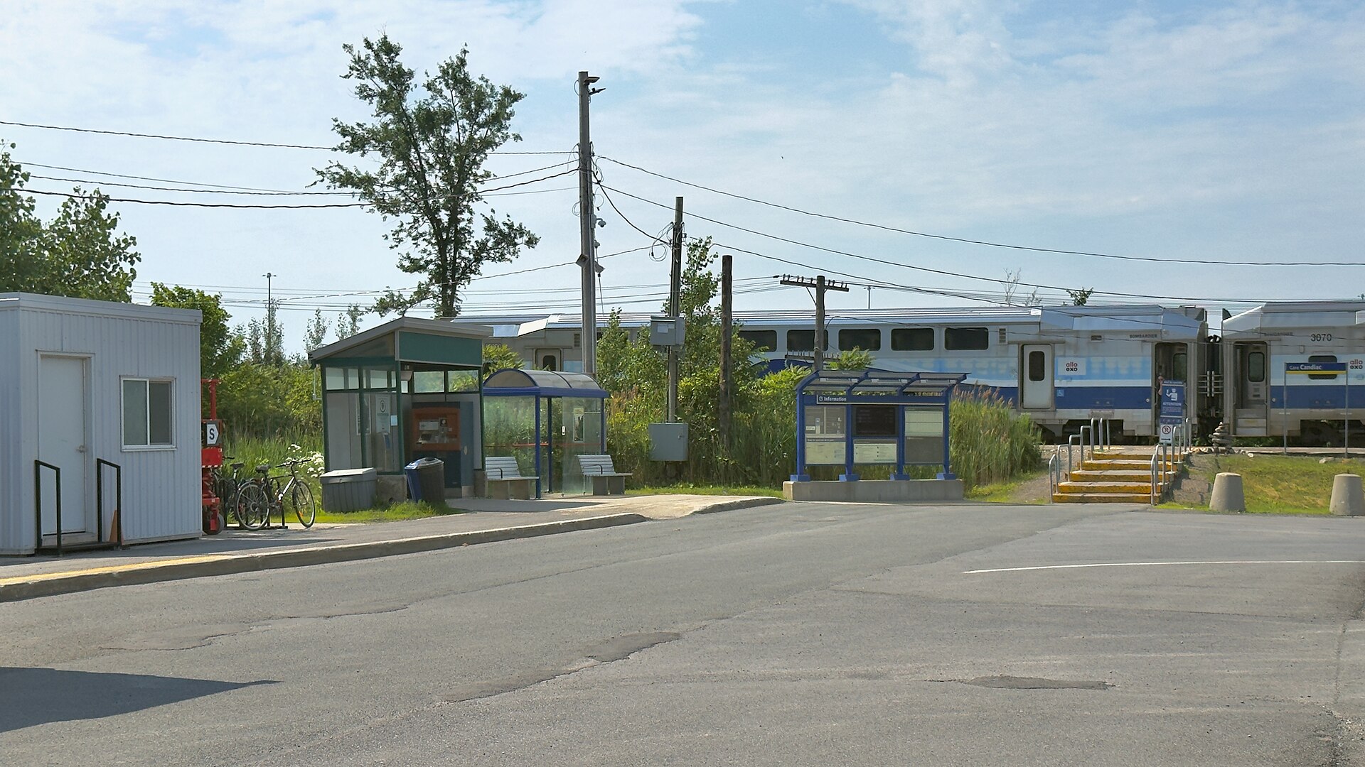 Un train de la ligne 14 d'exo à quai à la gare Candiac
