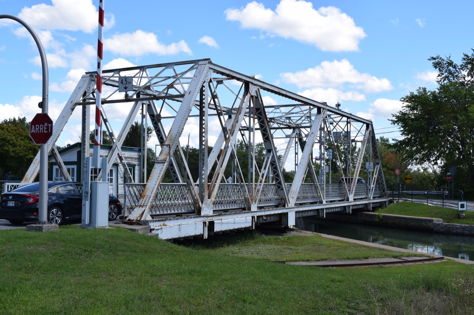 Le pont numéro 7 du canal de Chambly, pont d'acier situé à Carignan