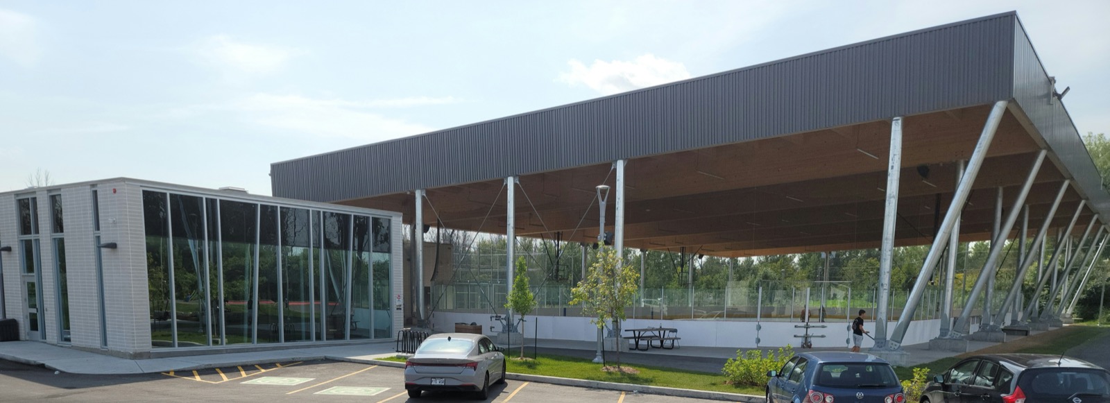La patinoire couverte de Carignan, sur la rue de l'École