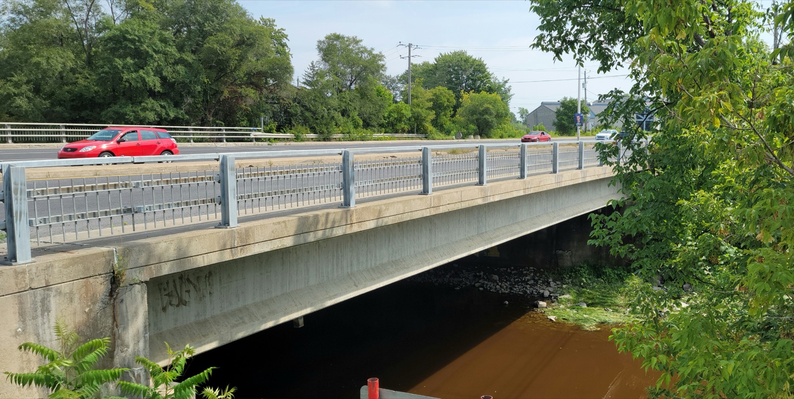 Le pont de la route 112, boulevard De Périgny, qui enjambe la rivière L'Acadie à Carignan