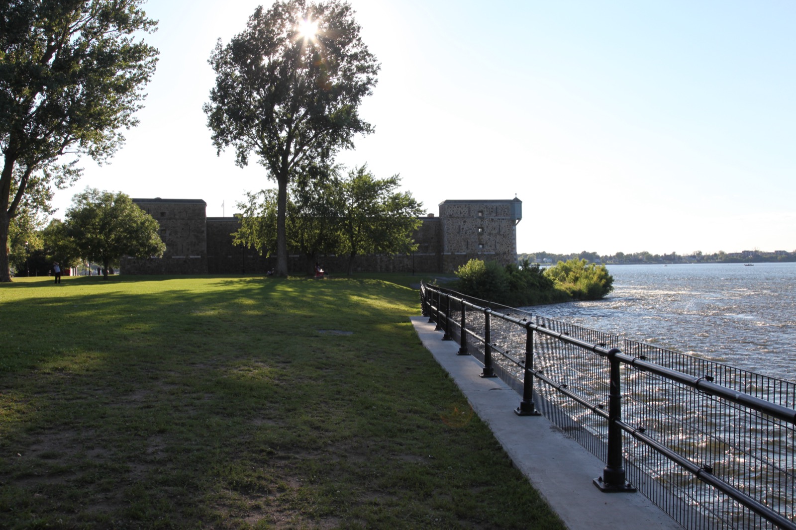 Le fort Chambly vu de l'est, avec les rapides du Richelieu en avant-plan