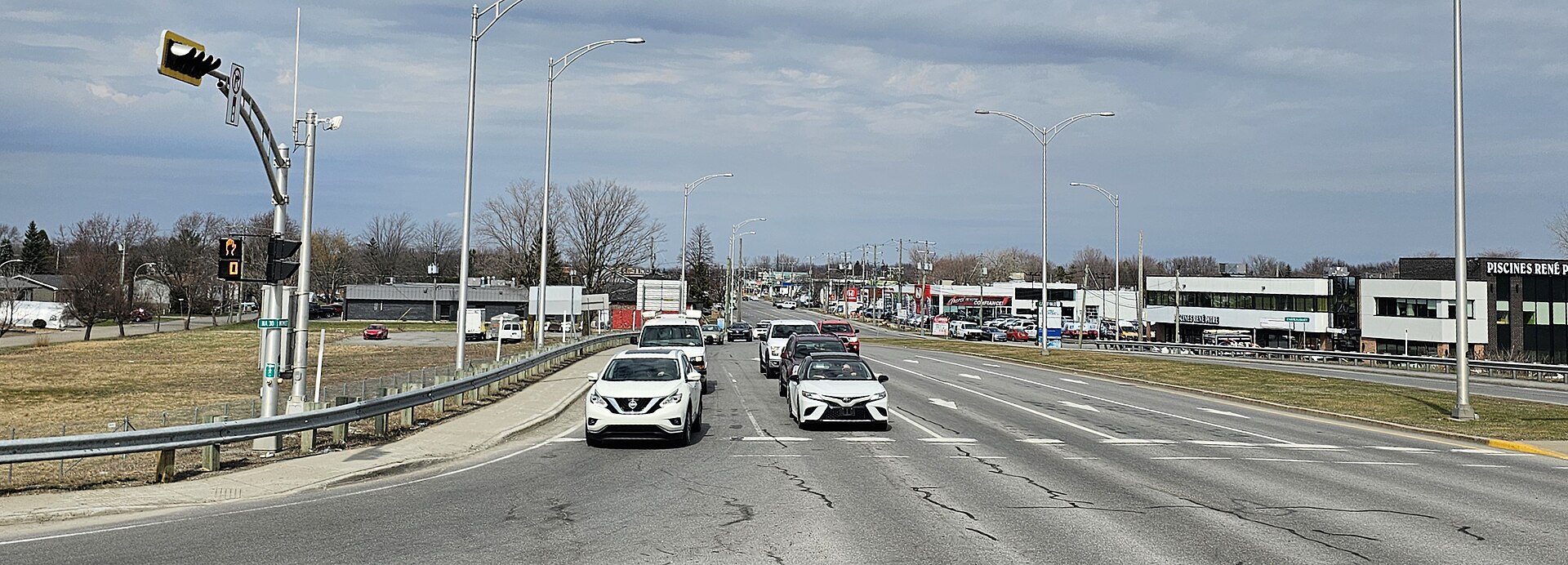 Le boulevard Saint-Jean-Baptiste et ses commerces, près de l'autoroute 30 à Châteauguay