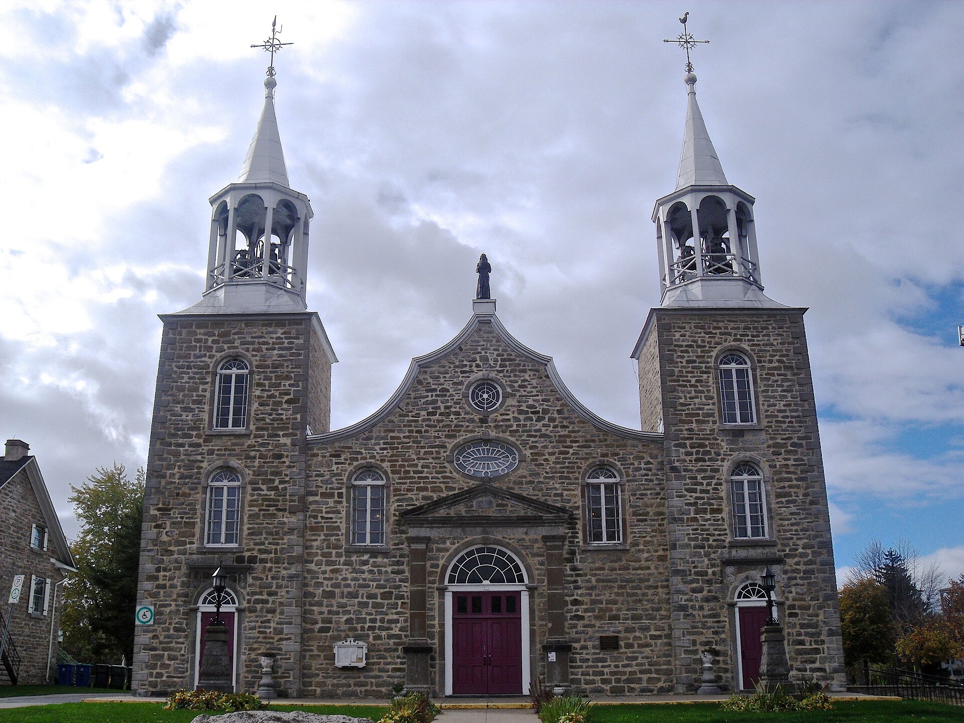 La façade et les deux clochers de l'église Saint-Joachim, à Châteauguay