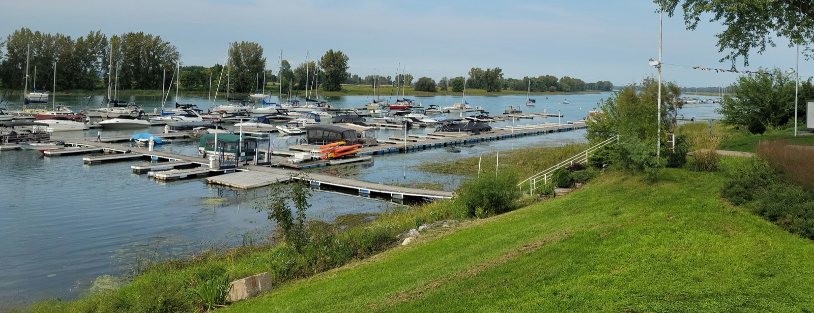 La marina de Contrecœur sur la rive sud-est du fleuve Saint-Laurent, avec ses bateaux de plaisance à quai