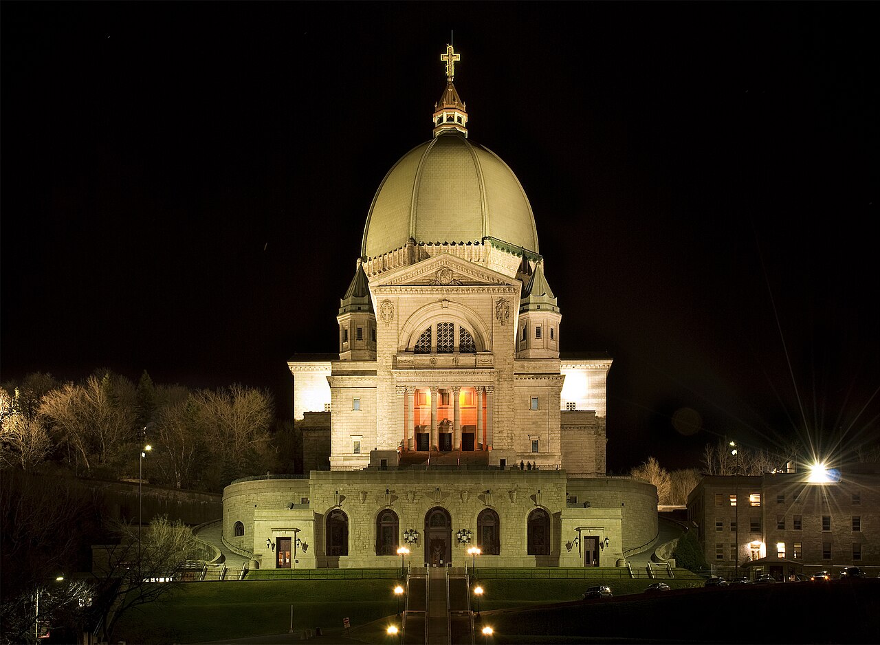 L'oratoire Saint-Joseph du Mont-Royal illuminé en soirée