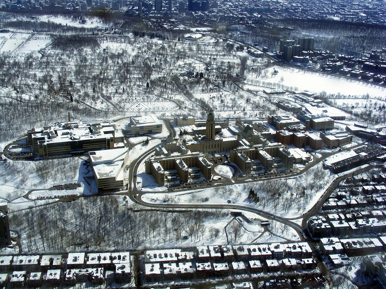 Vue aérienne du campus de l'Université de Montréal sur le flanc du mont Royal