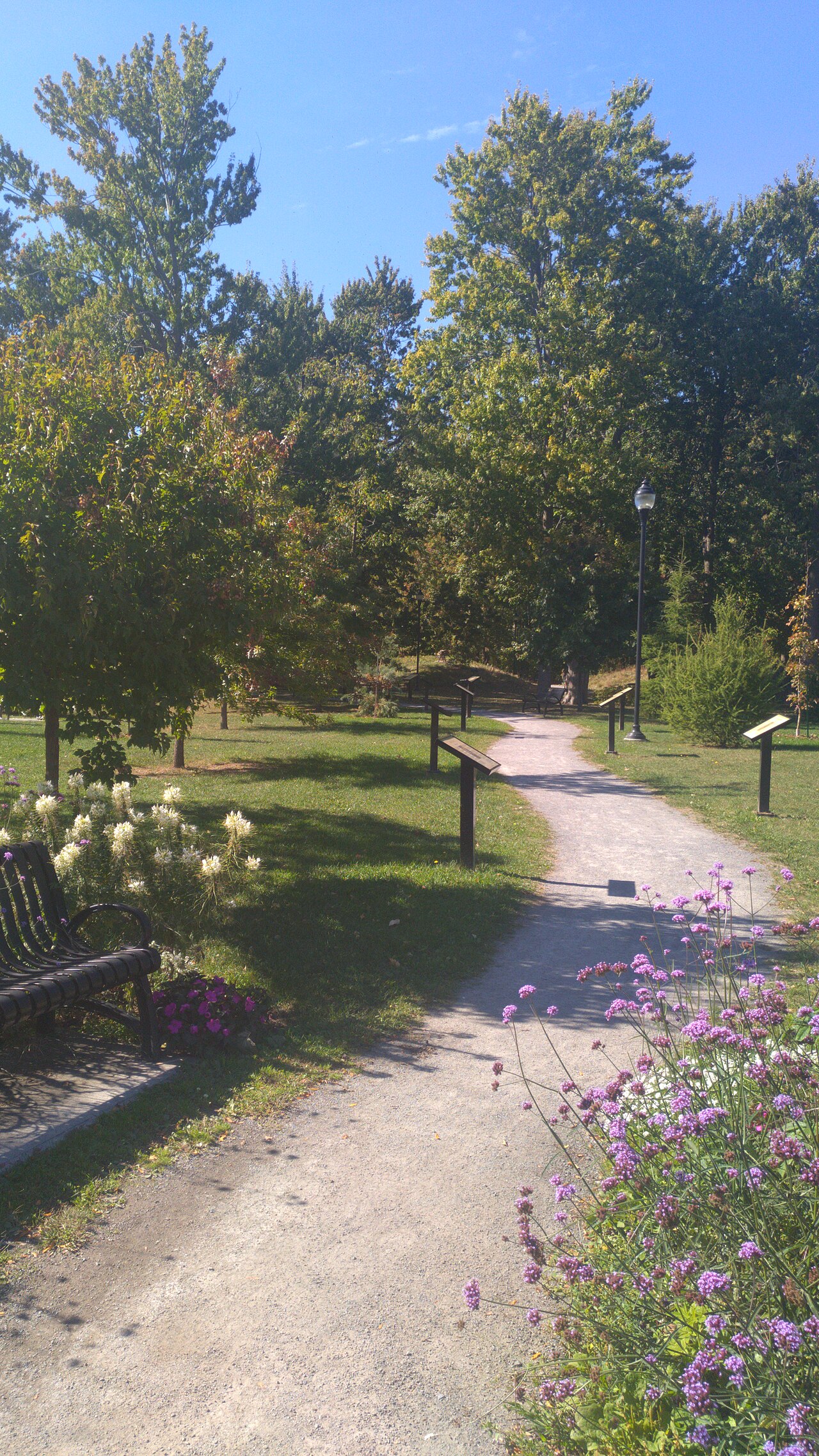 La promenade fleurie des droits de la personne au parc Pierre-Elliott-Trudeau