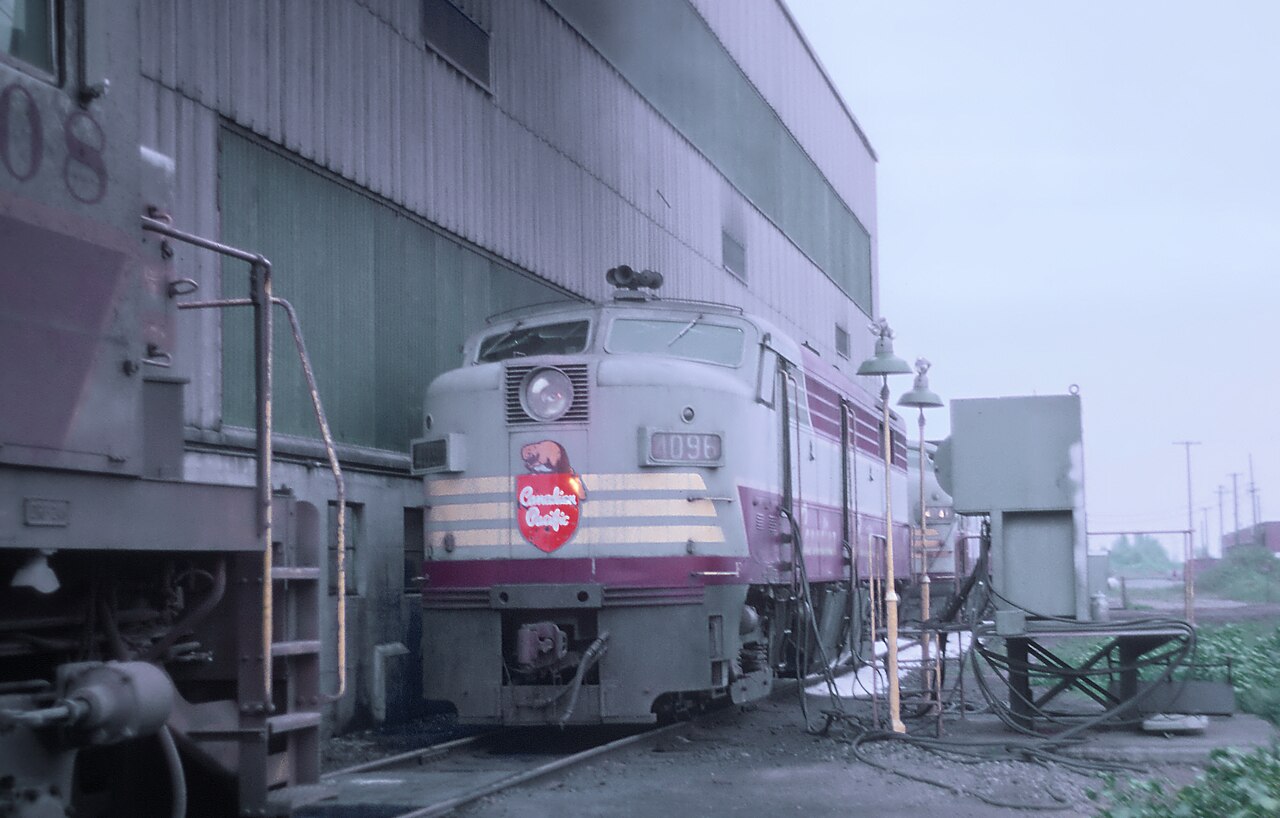 Locomotive du Canadien Pacifique à la gare de triage de Côte-Saint-Luc en 1968