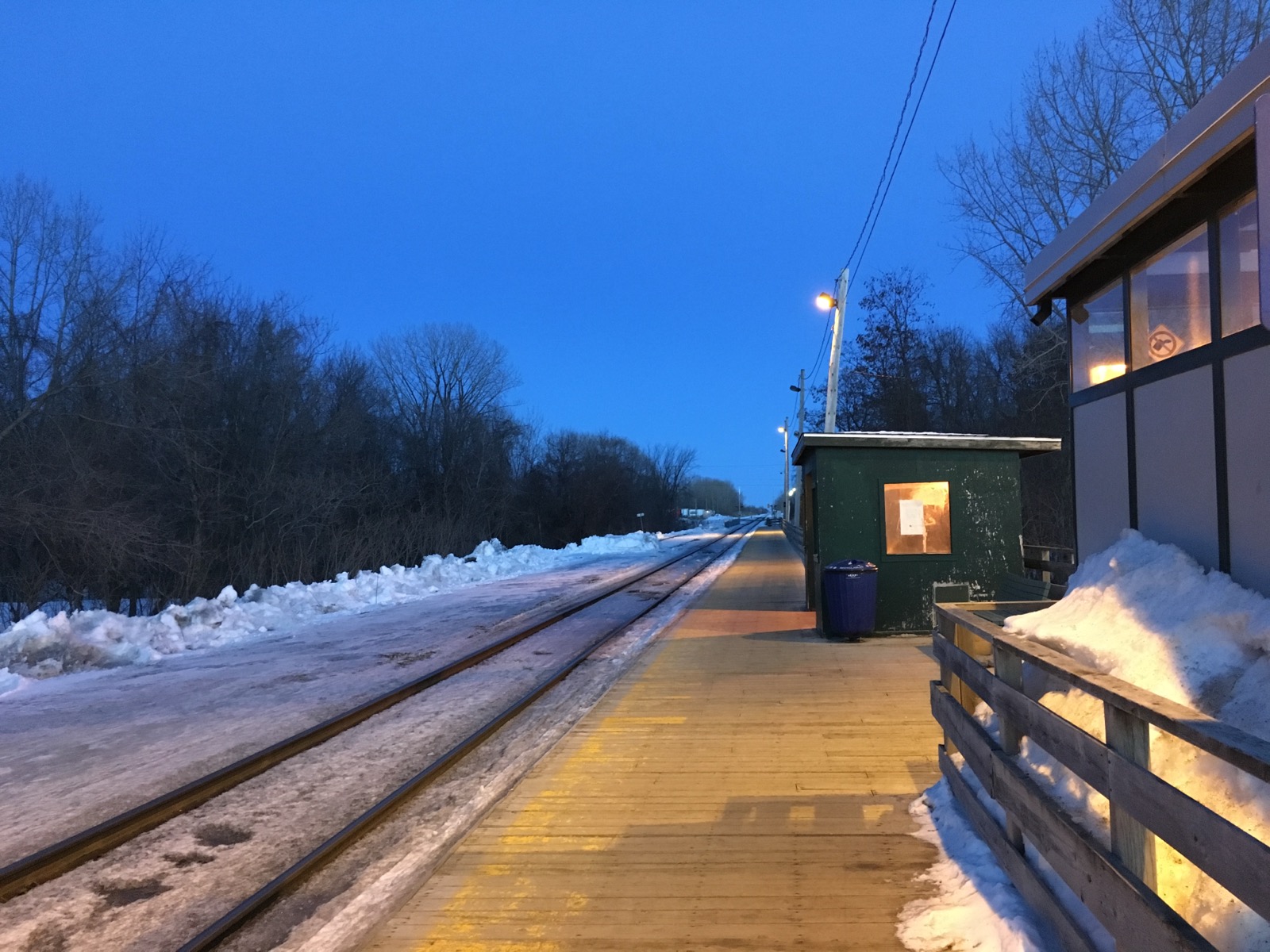 Le quai de la gare Delson à l'heure bleue, un matin d'hiver