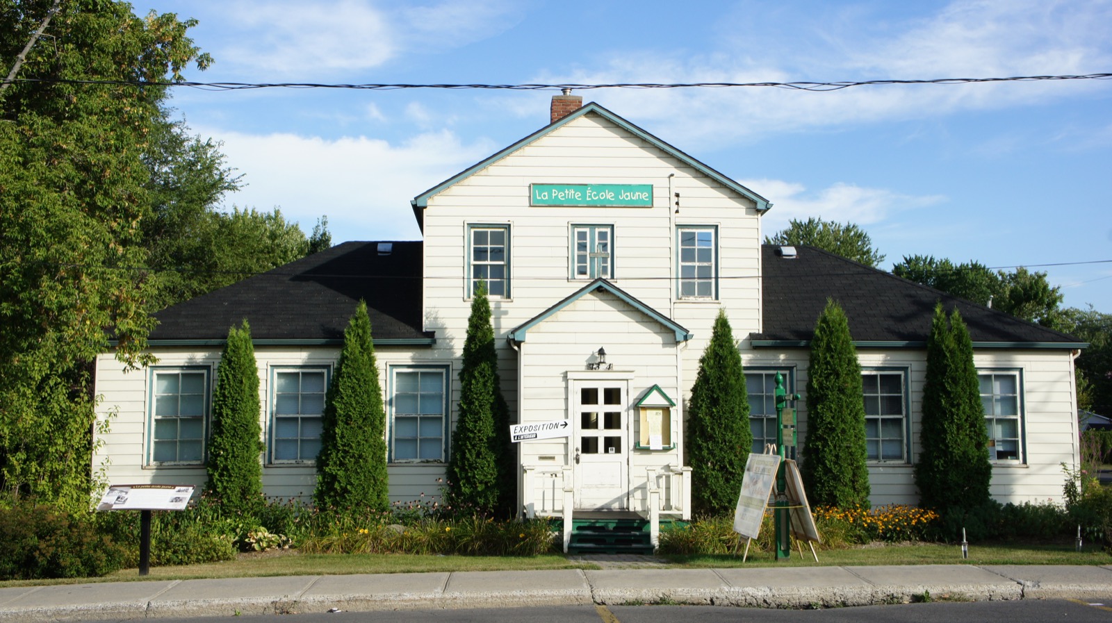 La Petite École Jaune de Deux-Montagnes, ancienne école de 1937 devenue lieu culturel