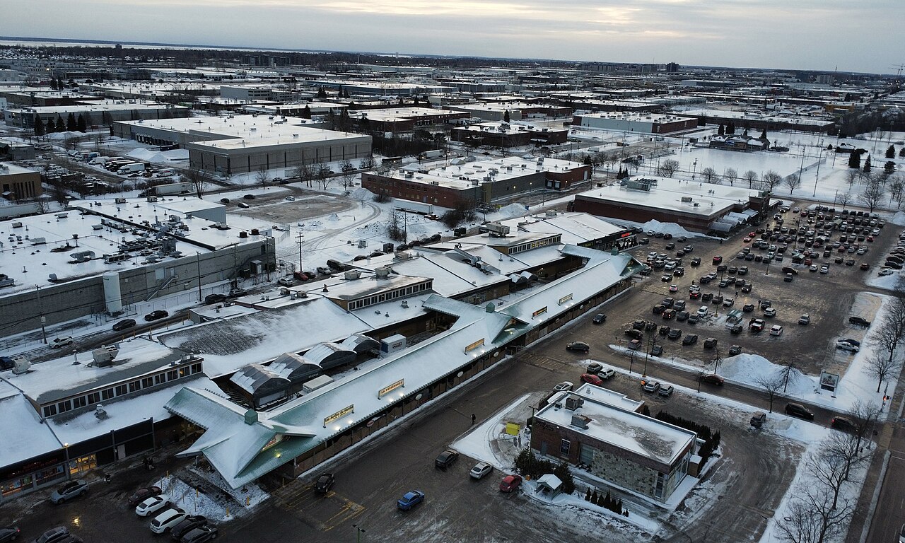 Vue aérienne du Marché de l'Ouest, complexe de commerces gourmands à Dollard-des-Ormeaux
