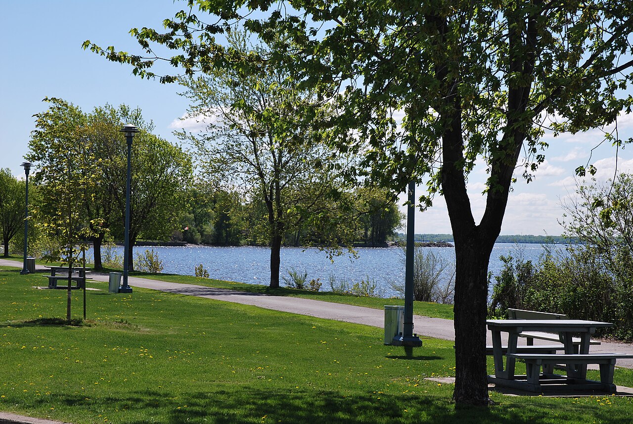 Le parc Pine Beach à Dorval : pelouses, tables à pique-nique et promenade au bord du lac Saint-Louis