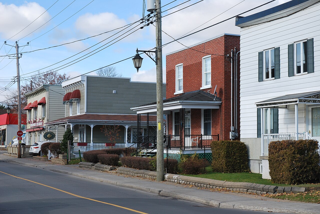 Le noyau villageois de Dorval sur le chemin du Bord-du-Lac, commerces et maisons anciennes