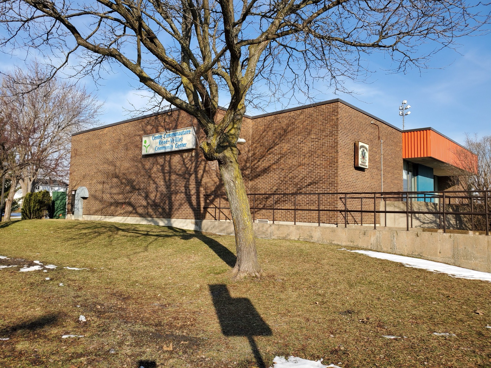 Le centre communautaire René-Veillet, vu de la rue Parklane, à Greenfield Park