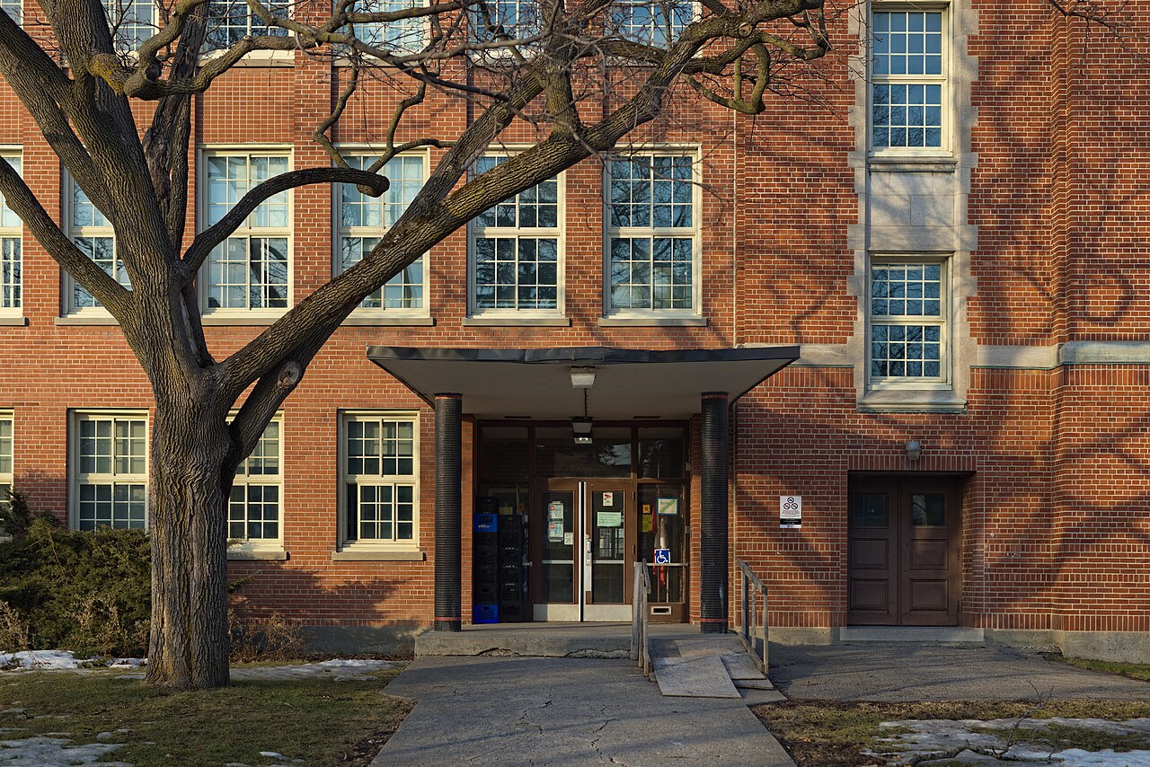 L'entrée de l'école Hampstead Elementary School, sur Thurlow Road