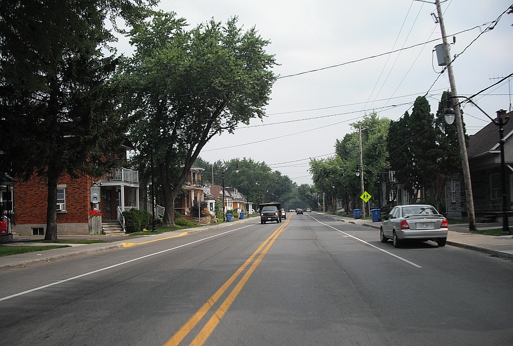 Une rue résidentielle bordée d'arbres le long de la route 344, à L'Assomption