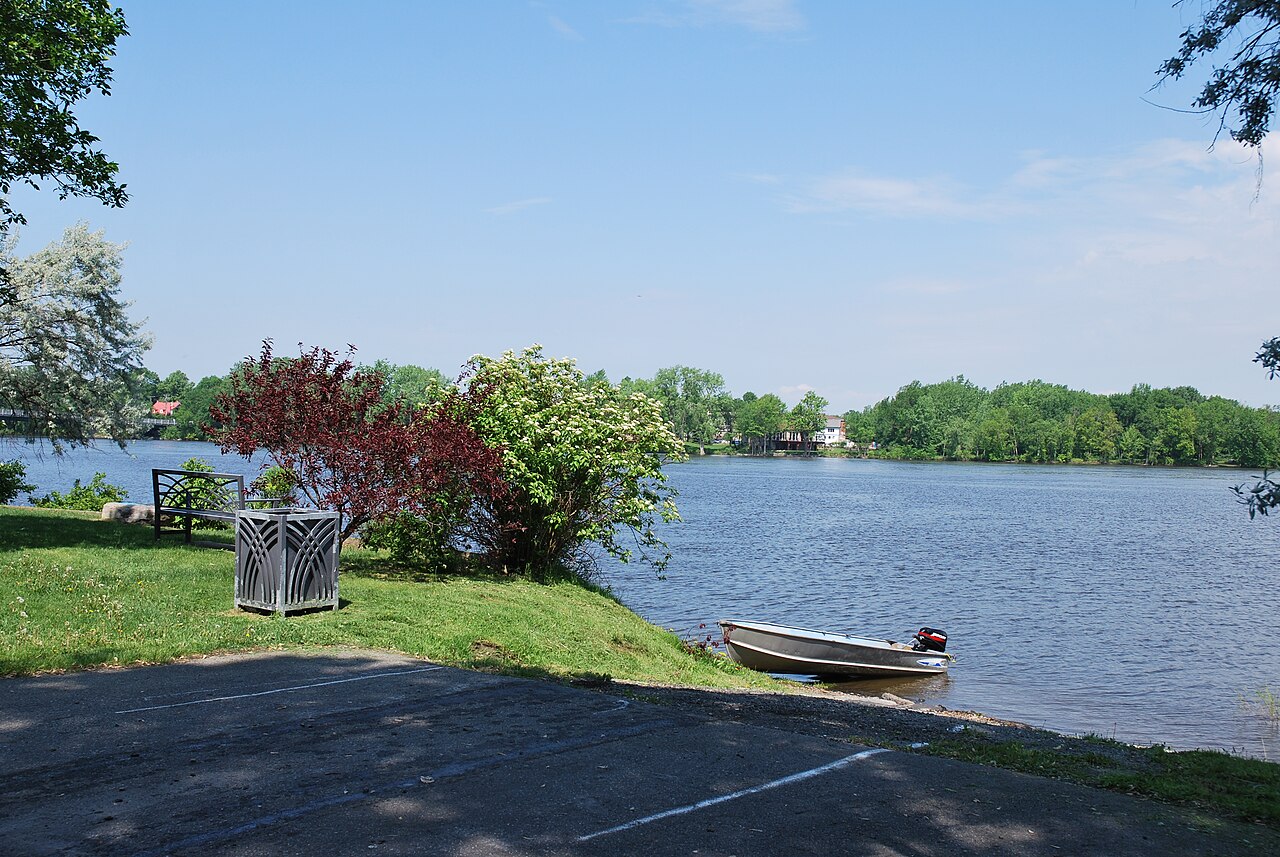 Barque près de la rampe de mise à l'eau du parc du Portage, à Sainte-Geneviève