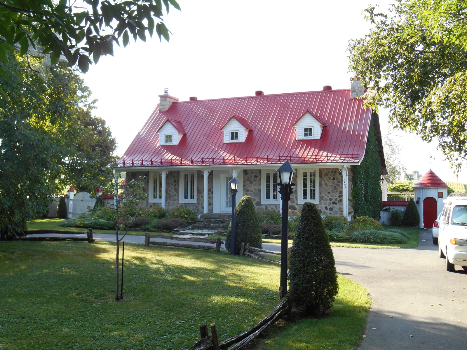 Maison de pierre à toit rouge le long du boulevard des Mille-Îles, dans Auteuil