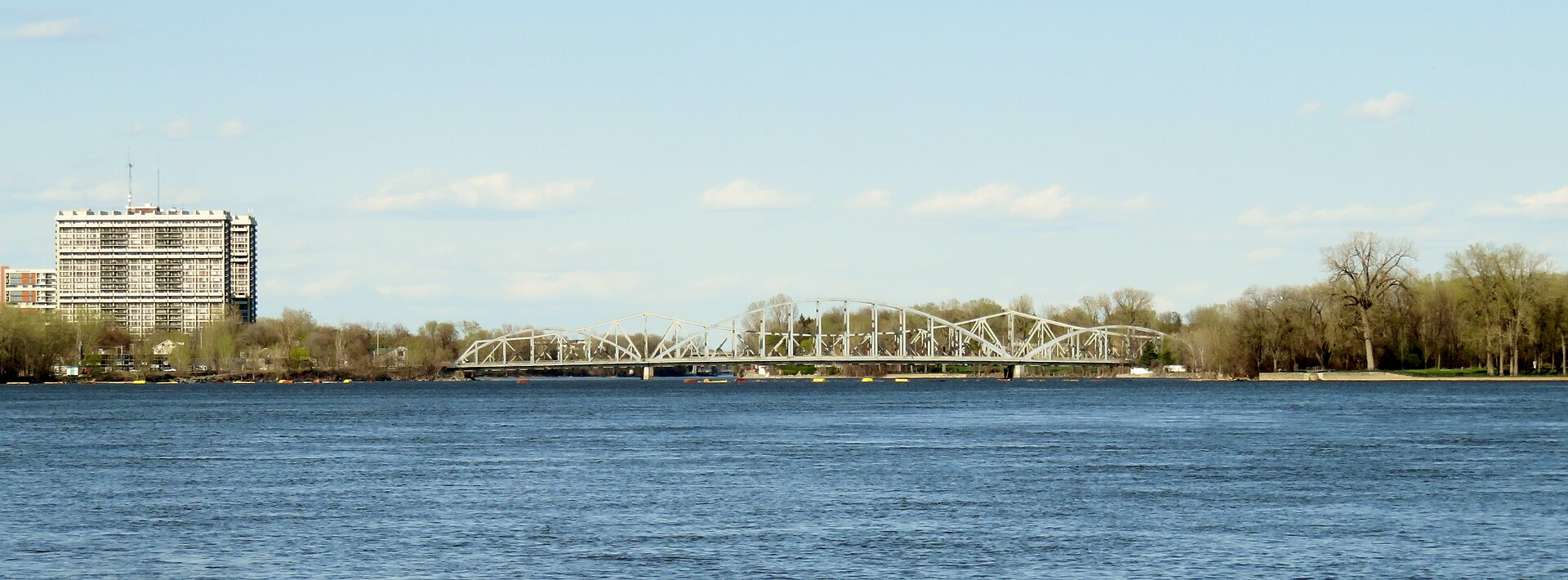 Le pont Lachapelle vu depuis l'île Paton, à Laval
