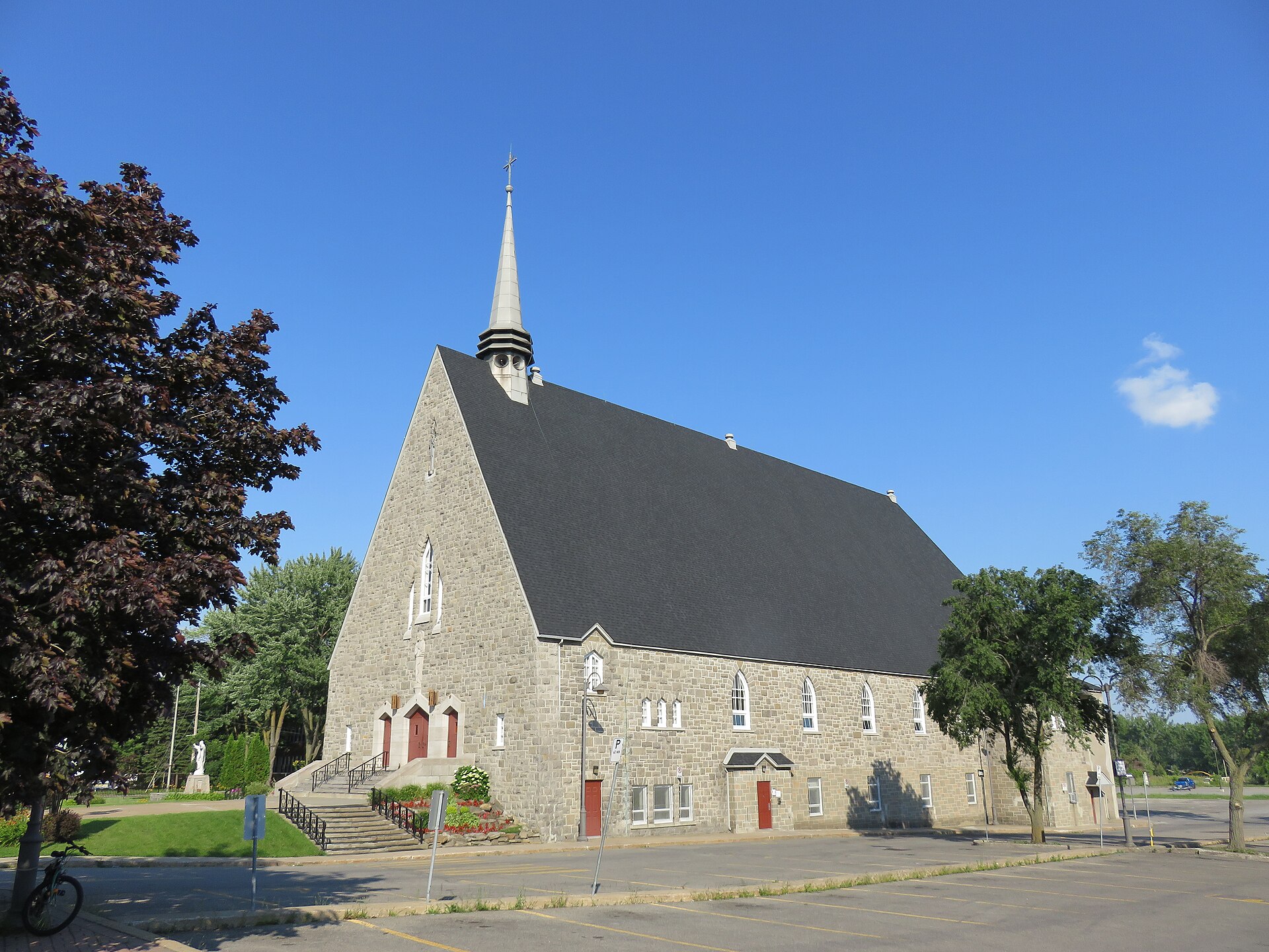 L'église Saint-Maxime, dans le quartier Chomedey à Laval
