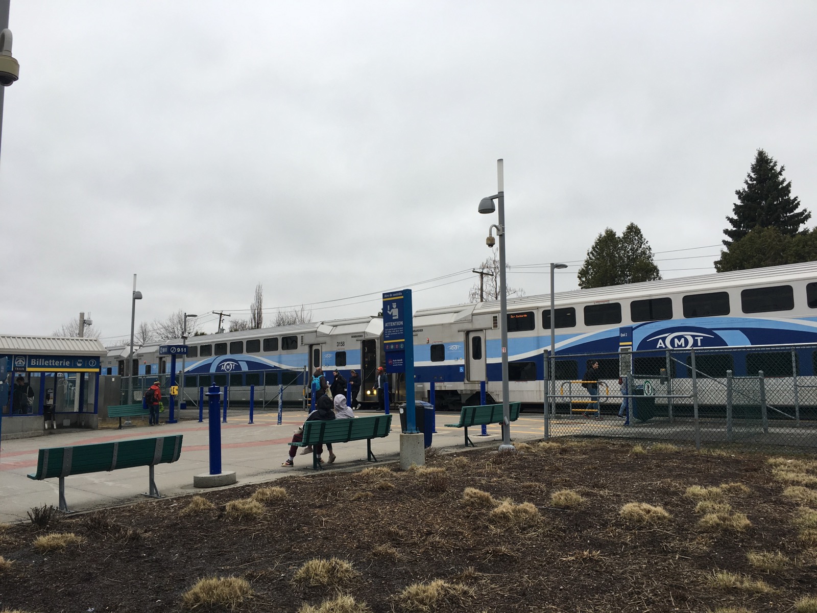 Un train de la ligne Saint-Jérôme à quai à la gare De la Concorde, à Laval-des-Rapides