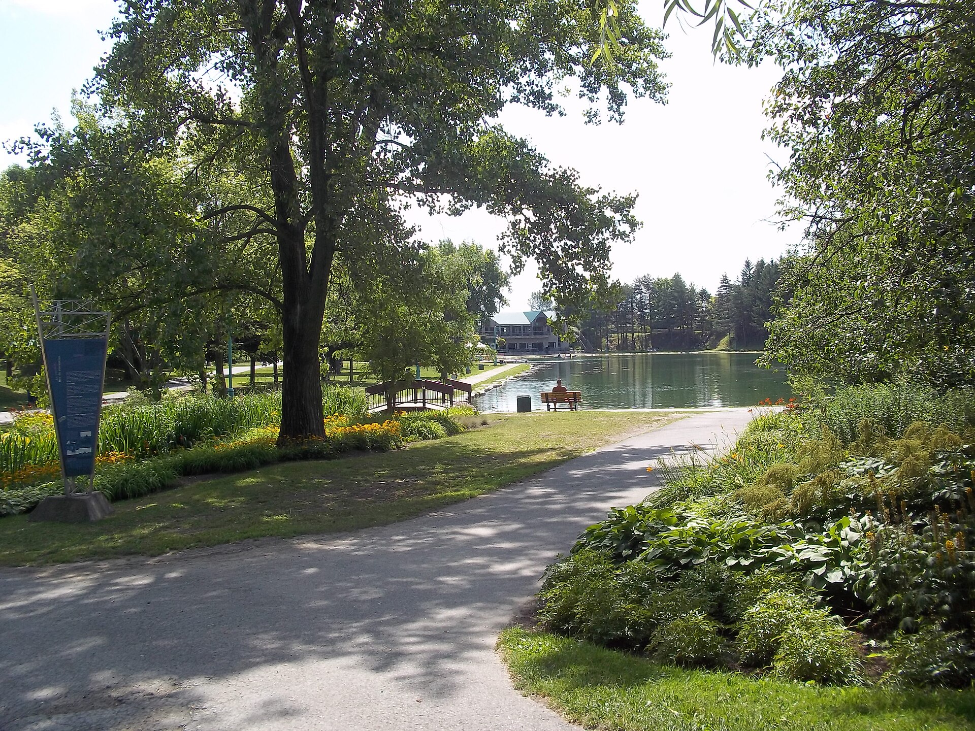 Le lac et les sentiers du Centre de la nature de Laval, dans l'enclave Saint-Vincent-de-Paul