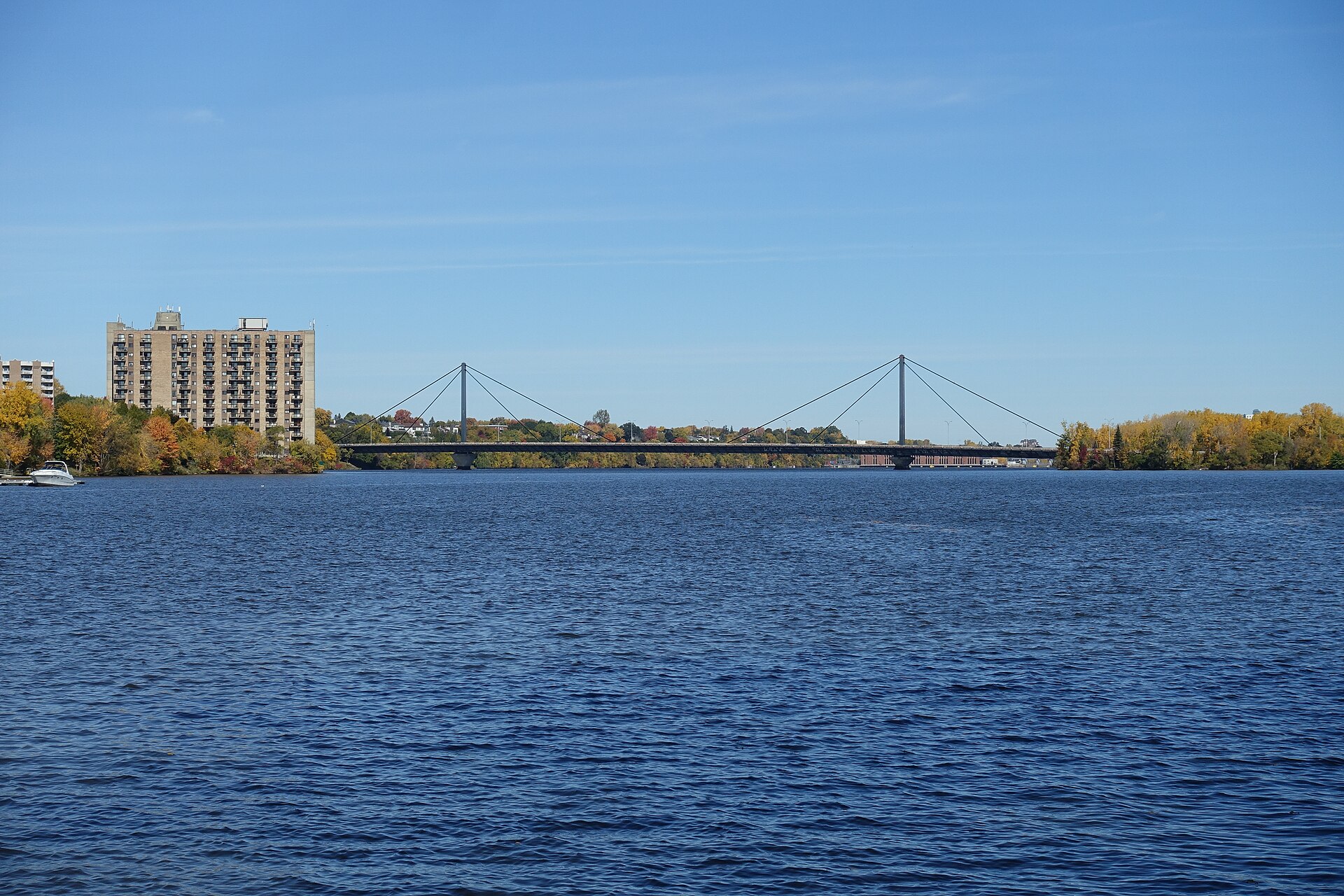 Le pont Papineau-Leblanc vu de la rive lavalloise de la rivière des Prairies, à l'automne