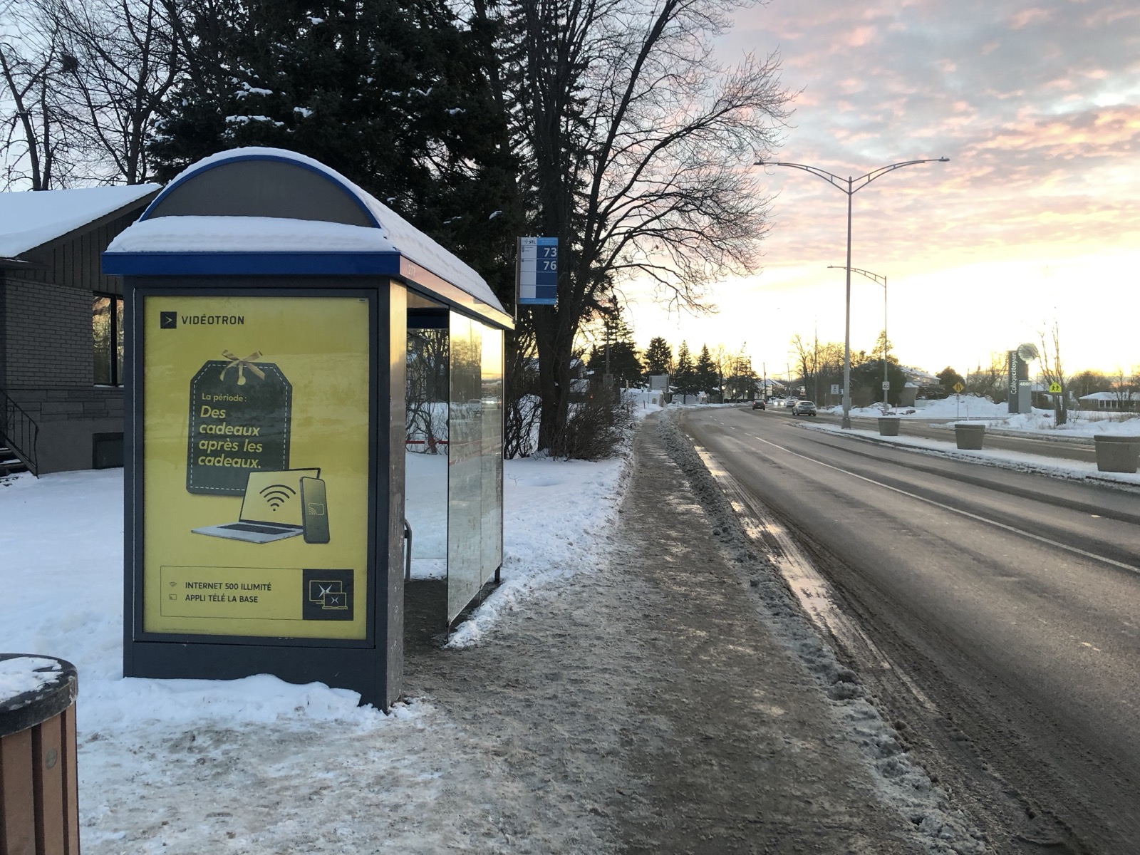 Abribus de la Société de transport de Laval affichant les circuits 73 et 76, dans Fabreville