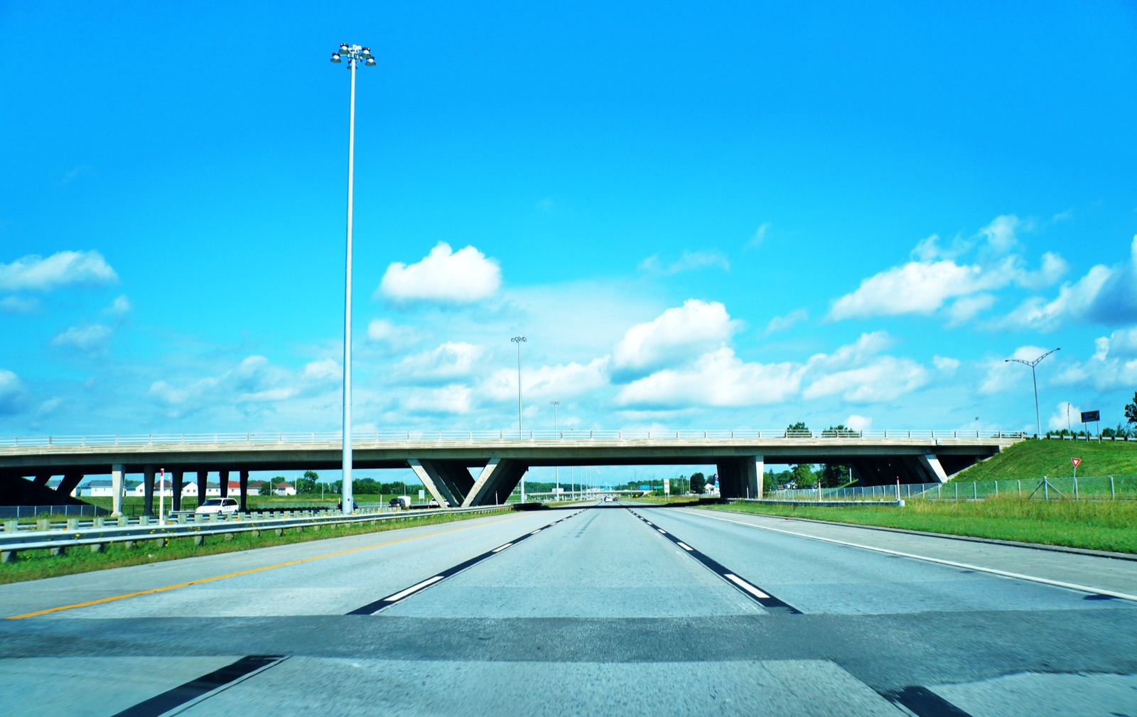 L'autoroute 13 vers le nord et un viaduc, à la hauteur de Fabreville