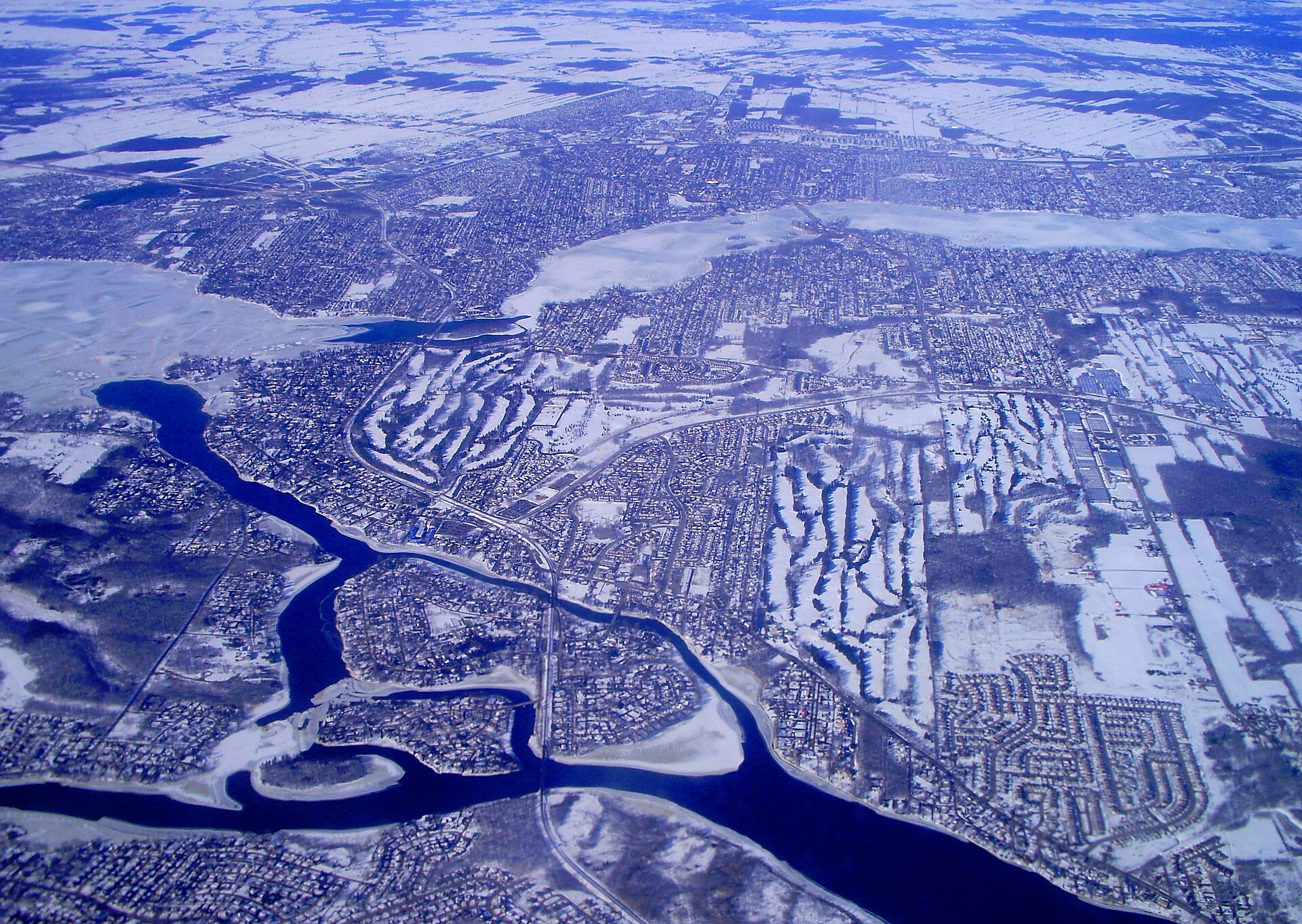 Vue aérienne du sud-ouest de Laval, où le lac des Deux Montagnes se divise entre la rivière des Mille Îles et la rivière des Prairies