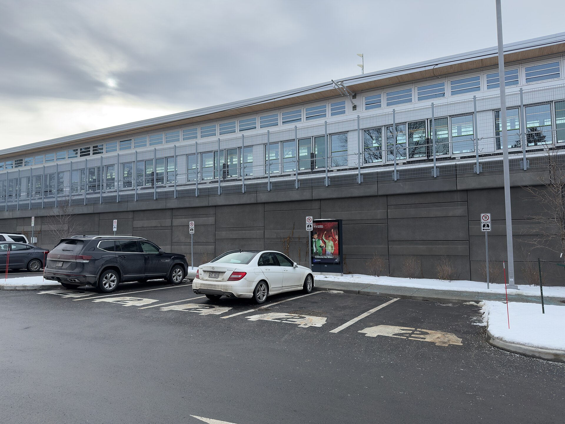 Le stationnement incitatif de la station Île-Bigras, au pied de la structure du REM