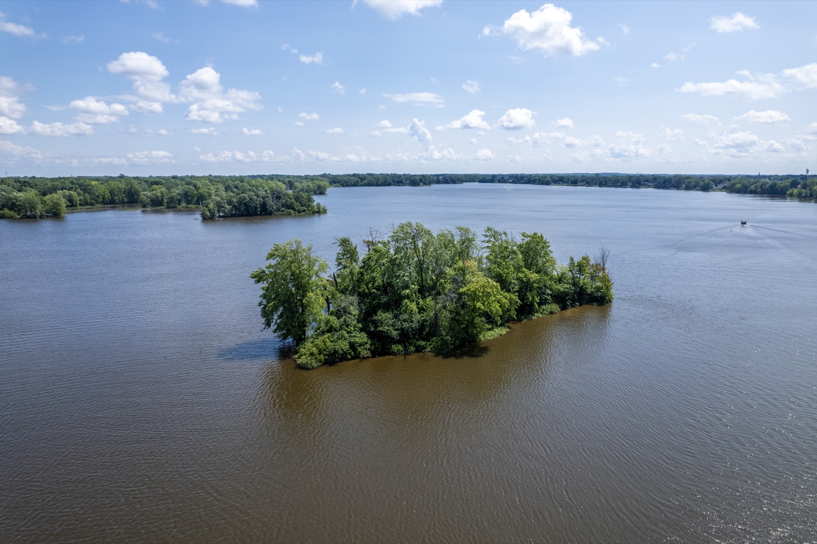 Une île boisée au milieu de la rivière des Mille Îles, vue du ciel