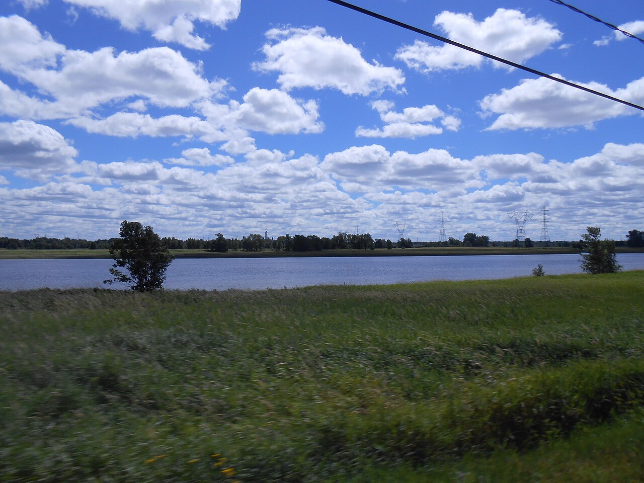 La rivière des Prairies vue du boulevard Lévesque Est, dans le secteur Saint-François à Laval