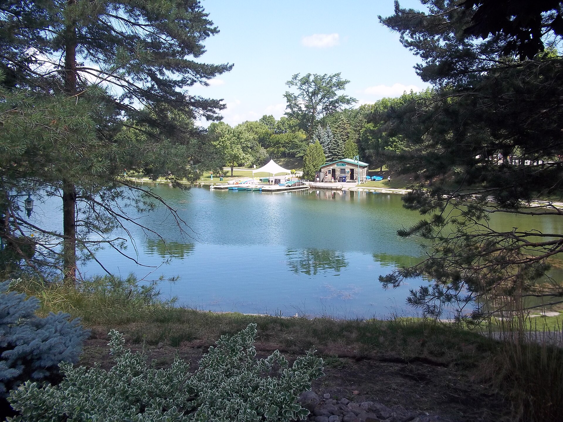 Le lac et le quai de location d'embarcations du Centre de la nature de Laval, en été