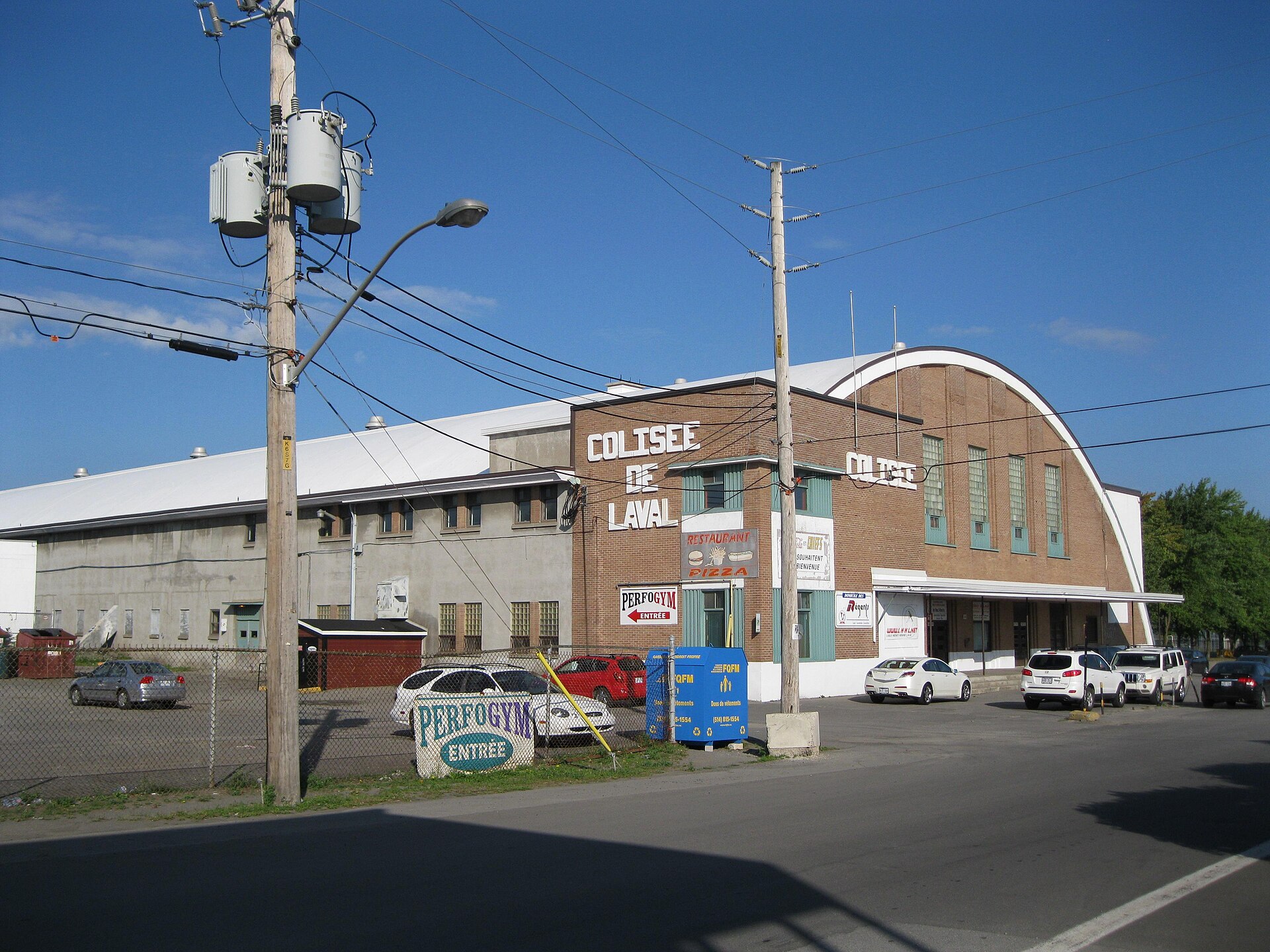 La façade en arche du Colisée de Laval, rue Saint-Vincent