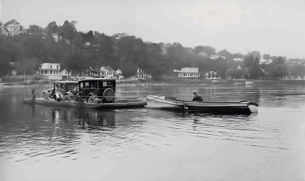 Photo ancienne, vers 1930, de la traverse en bac qui reliait Montréal-Nord à Saint-Vincent-de-Paul sur la rivière des Prairies