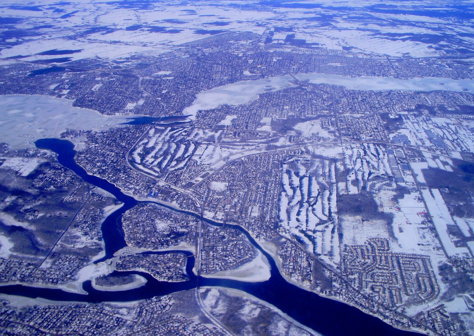 Vue aérienne de la pointe sud-ouest de Laval, entre la rivière des Mille Îles et la rivière des Prairies