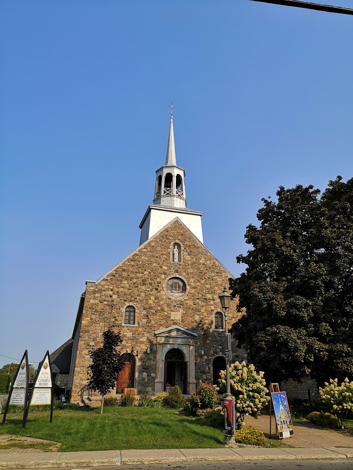 L'église de Sainte-Dorothée, rue Principale, à Laval