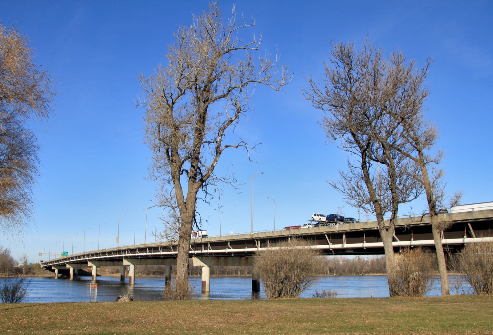 Le pont Louis-Bisson, qui relie Laval à Pierrefonds par l'autoroute 13