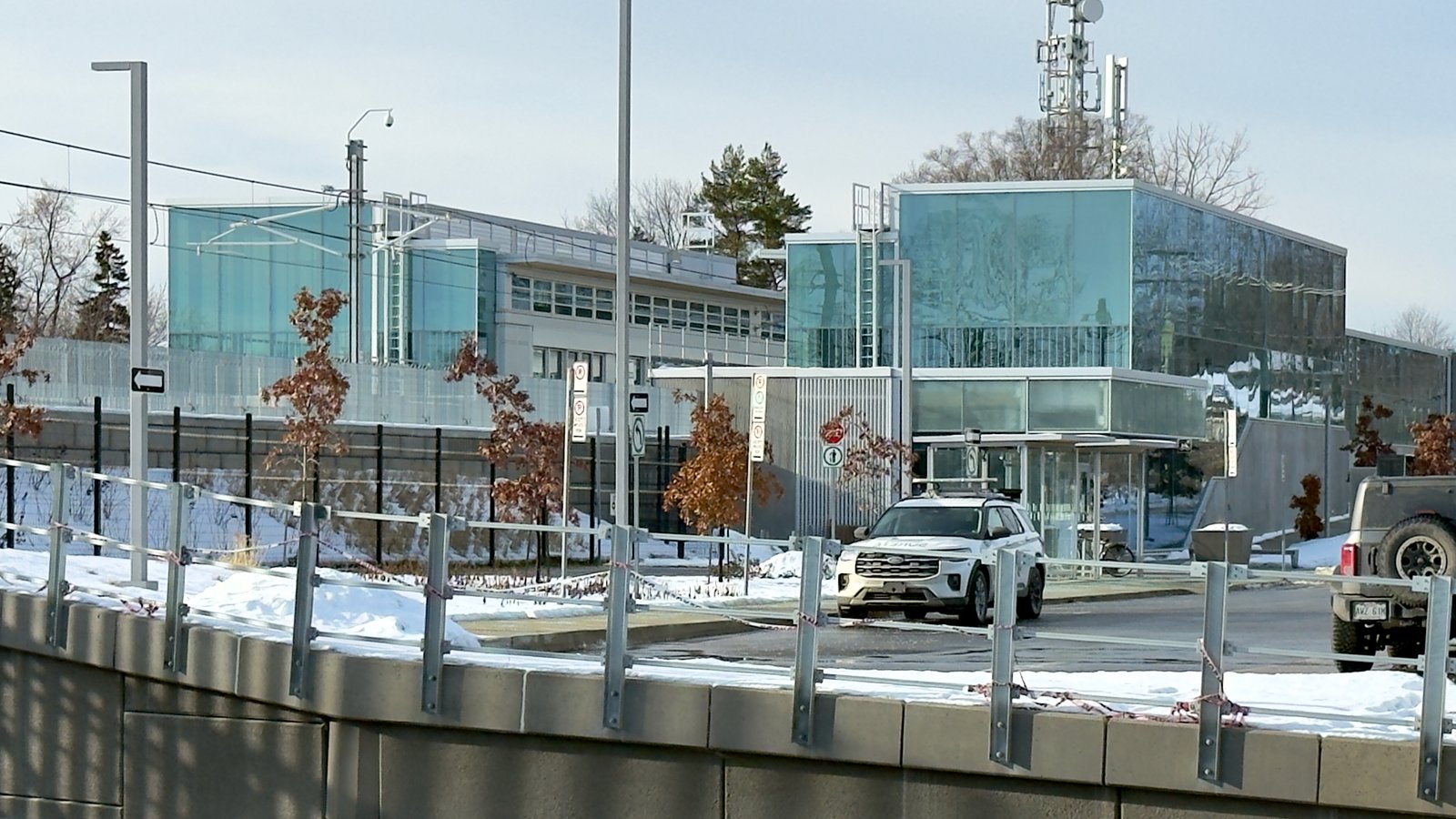 La station Sainte-Dorothée du REM et son terminus d'autobus, en hiver